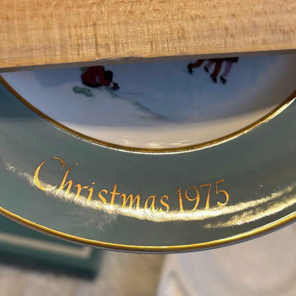 Vintage Avon Annual Christmas Plate 1975
